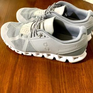 Womens 8.5 On Cloud running shoes